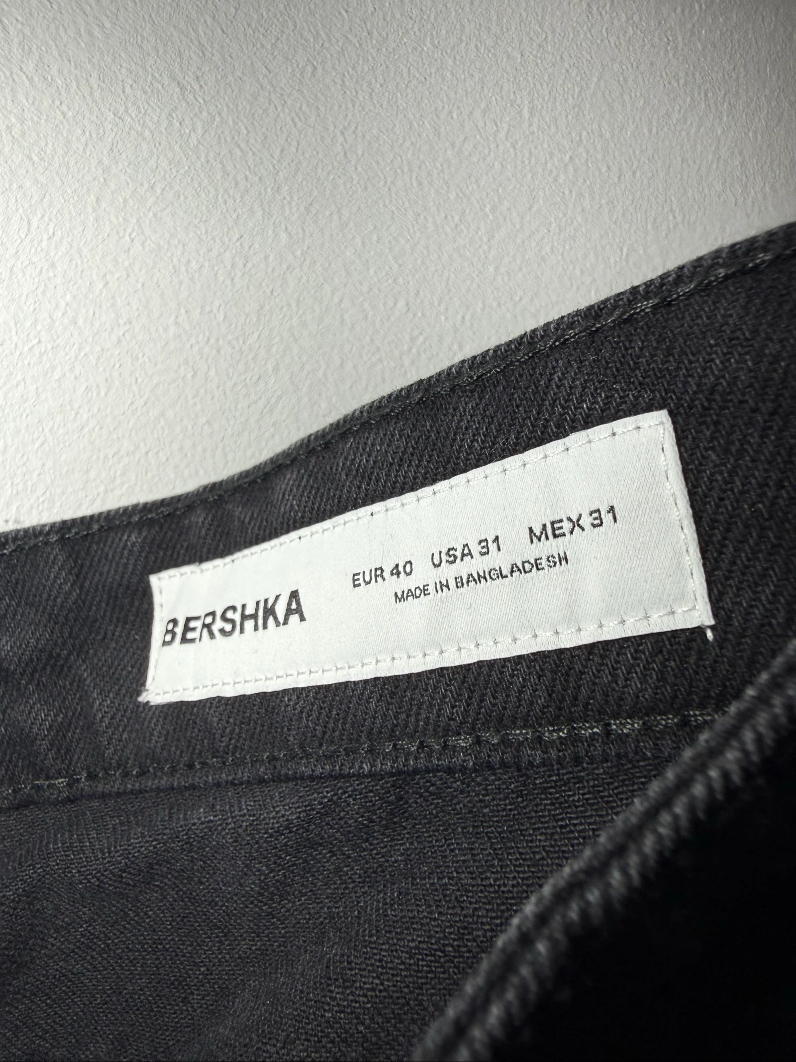 Bershka Black Distressed Denim Shorts with Graffiti Print – photo 5